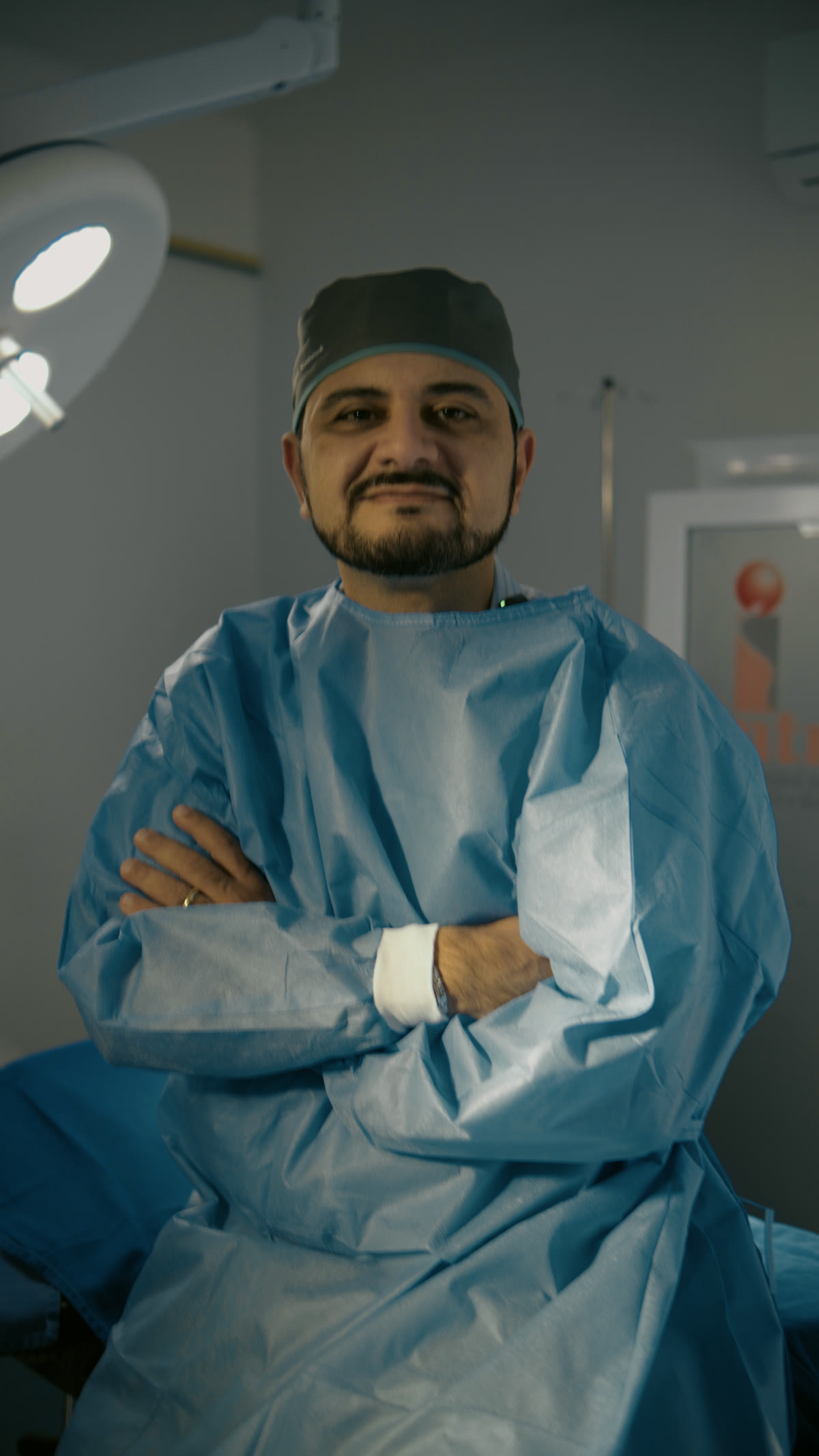 Dr. Georges Kabouk paramentado no centro cirúrgico