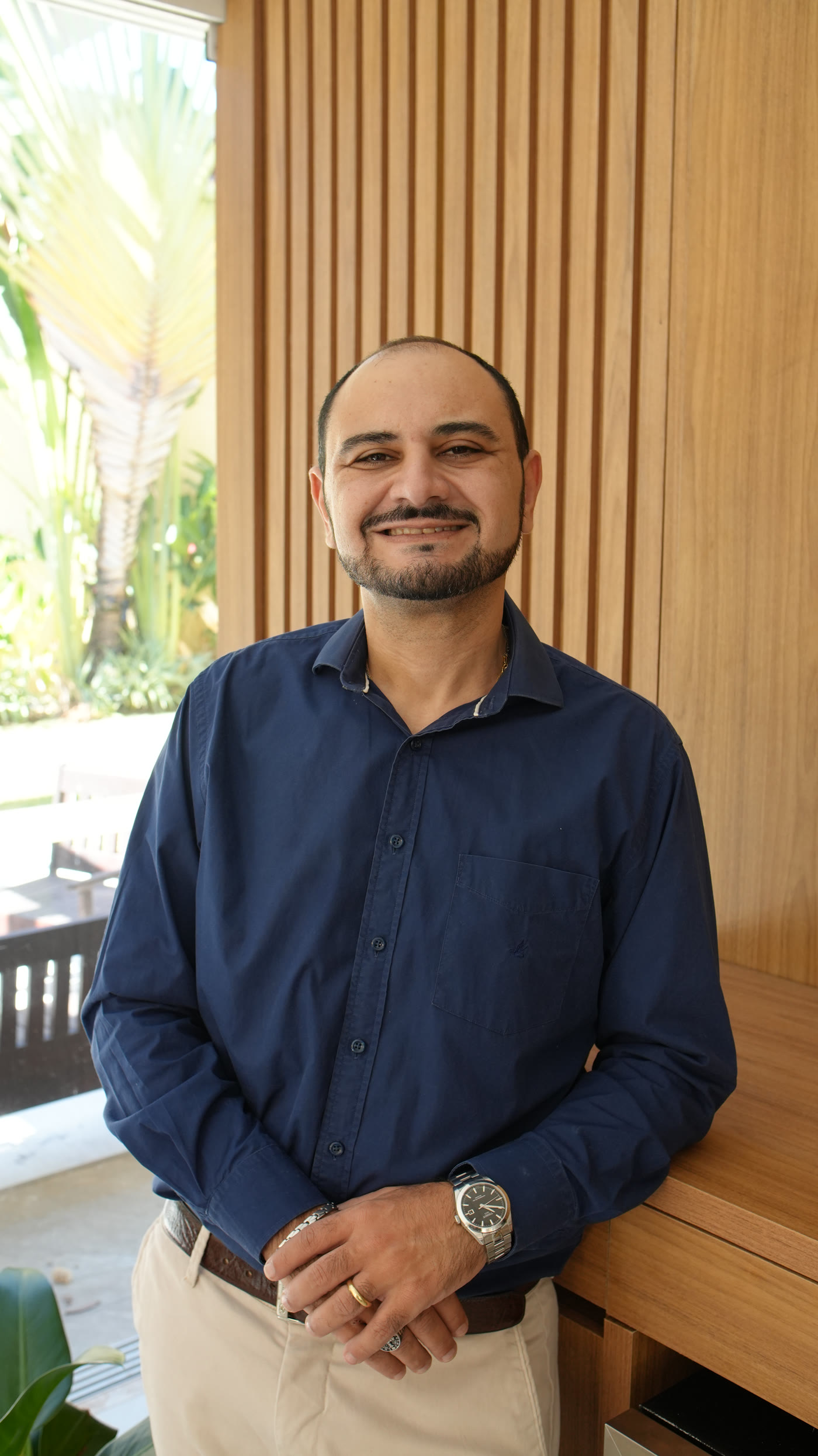 Dr. Georges Kabouk, médico especialista em Reprodução Humana, em seu consultório em Cuiabá