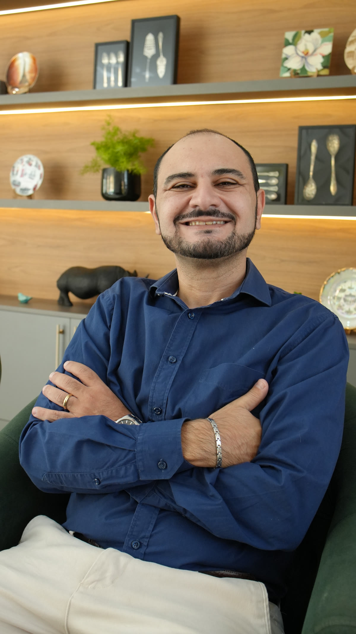 Dr. Georges Kabouk sentado em seu consultório em Cuiabá